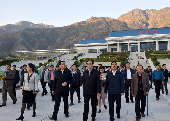 全國(guó)、省市政協(xié)委員體驗(yàn)蘭渝鐵路、視察階州廣場(chǎng)