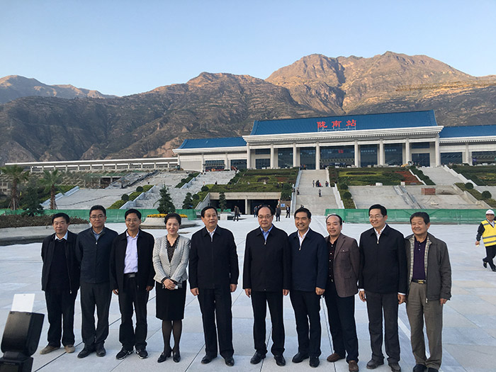 全國(guó)、省市政協(xié)委員體驗(yàn)蘭渝鐵路、視察階州廣場(chǎng)