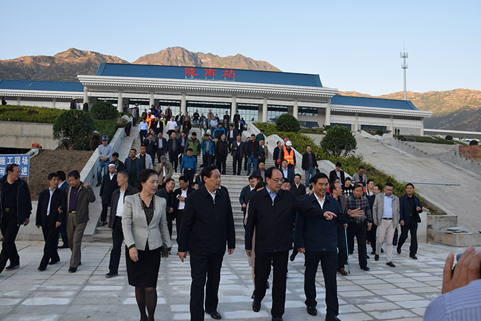 全國(guó)、省市政協(xié)委員體驗(yàn)蘭渝鐵路、視察階州廣場(chǎng)