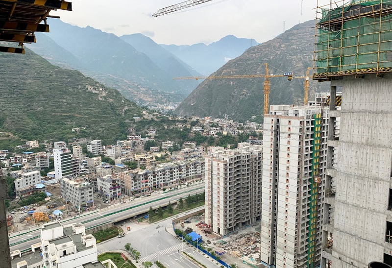 匠心傾注、喜封金頂——龍江?雙子座商住小區(qū)主體順利封頂