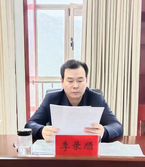 市龍江城鄉(xiāng)發(fā)展集團(tuán)召開對照黨章黨規(guī)找差距專題會(huì)議
