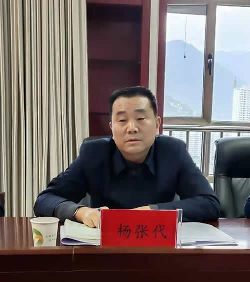 市龍江城鄉(xiāng)發(fā)展集團(tuán)召開對照黨章黨規(guī)找差距專題會(huì)議