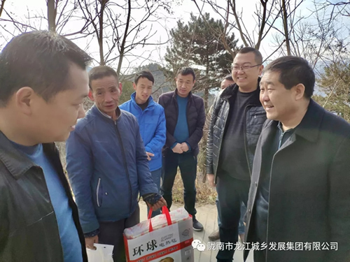 市龍江集團在文縣橋頭鎮(zhèn)安子坡村開展“解難題、辦實事、送溫暖”活動